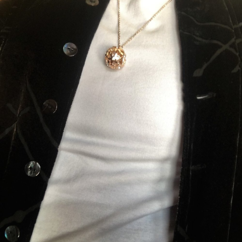 NWOT Beautiful “Guess” Necklace by Marciano-Excellent Cond. Gold tone w/Crystals - Picture 6 of 14